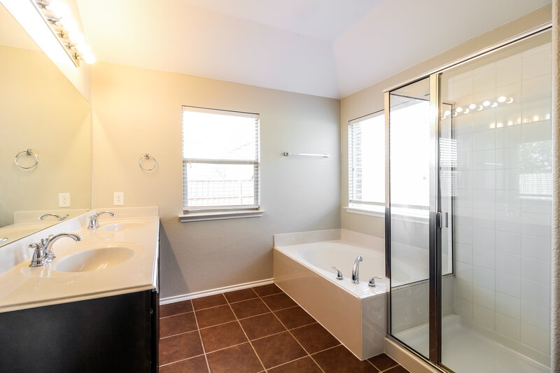 2,050/Mo, 12613 Joplin Dr Frisco, TX 75034 Main Bathroom View