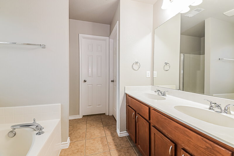 1,770/Mo, 8811 Eastwood Ave Cross Roads, TX 76227 Main Bathroom View