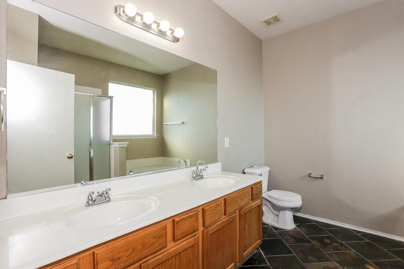 1,855/Mo, 2804 Hilcroft Ave Denton, TX 76210 Main Bathroom View