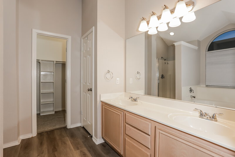 2,620/Mo, 7908 Cabin Ct Arlington, TX 76002 Main Bathroom View