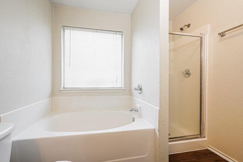 1,895/Mo, 3416 Saint Vincent Rd Fort Worth, TX 76123 Main Bathroom View 2
