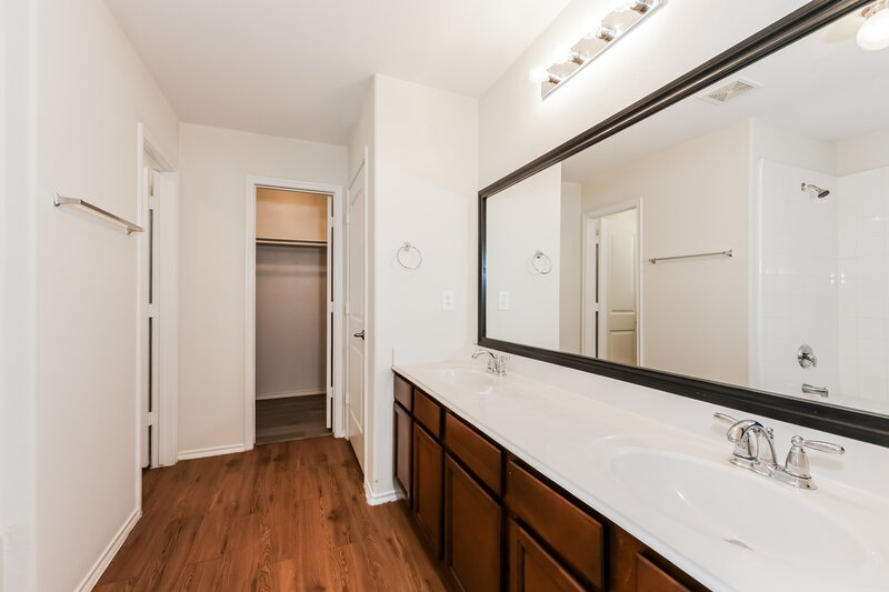 2,680/Mo, 4031 Ridgetop Dr Heartland, TX 75126 Main Bathroom View