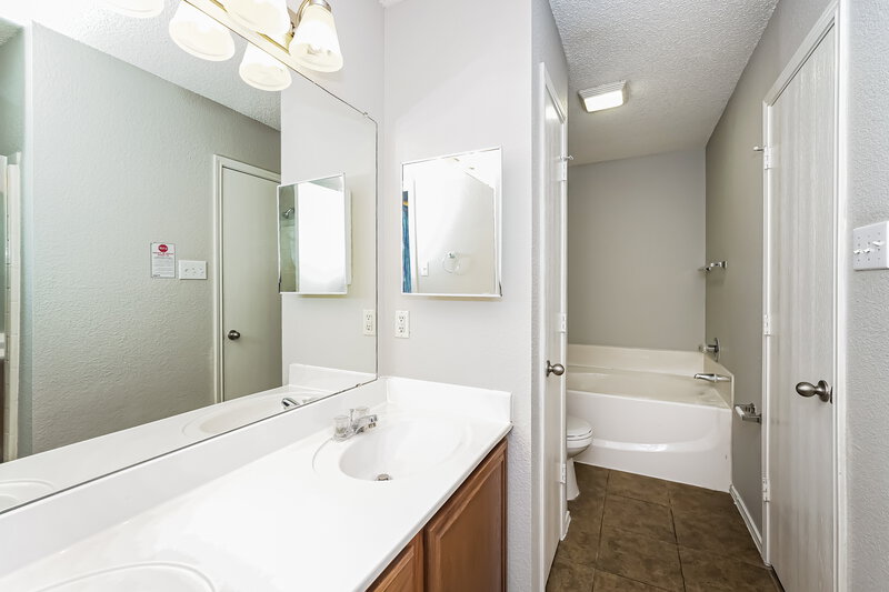 2,200/Mo, 6440 Stonewater Bend Trl Fort Worth, TX 76179 Main Bathroom View