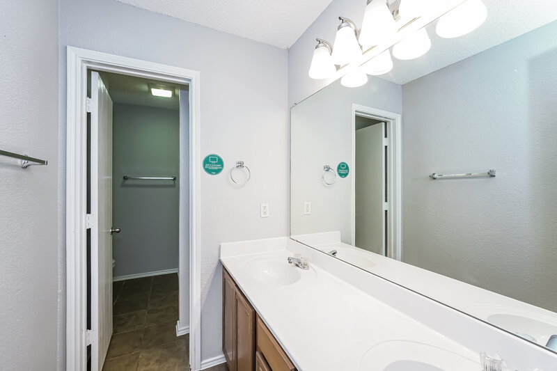 2,200/Mo, 6440 Stonewater Bend Trl Fort Worth, TX 76179 Bathroom View