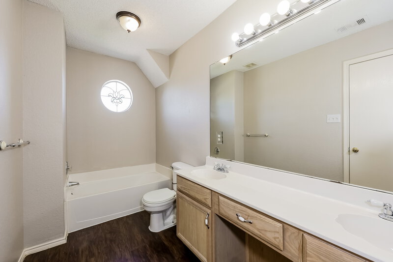 2,095/Mo, 4604 Quarry Cir Fort Worth, TX 76244 Main Bathroom View