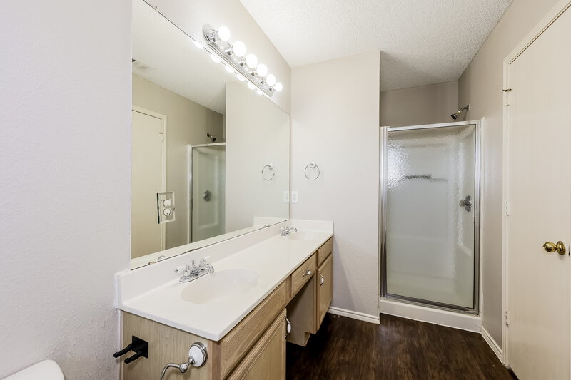 2,095/Mo, 4604 Quarry Cir Fort Worth, TX 76244 Main Bathroom View 2