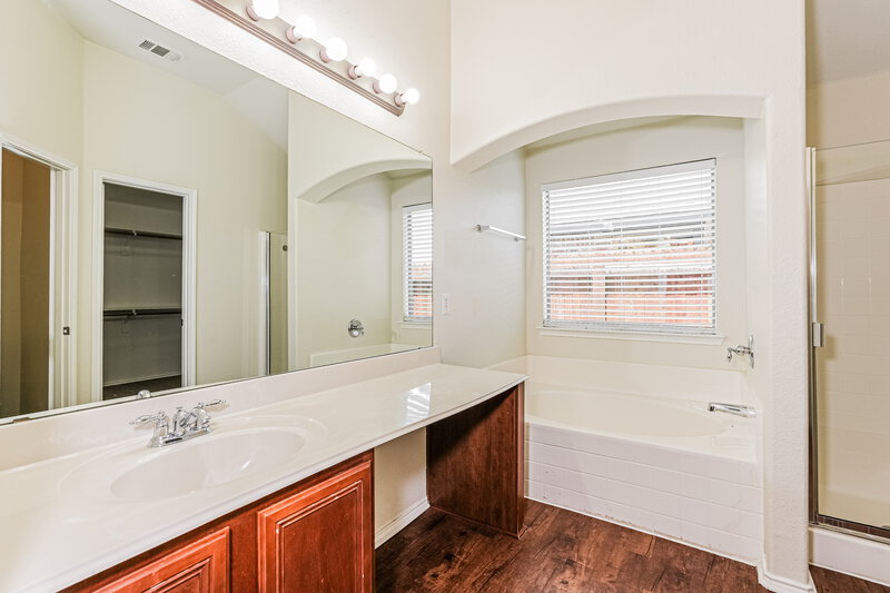 2,320/Mo, 11921 Bellegrove Rd Burleson, TX 76028 Main Bathroom View