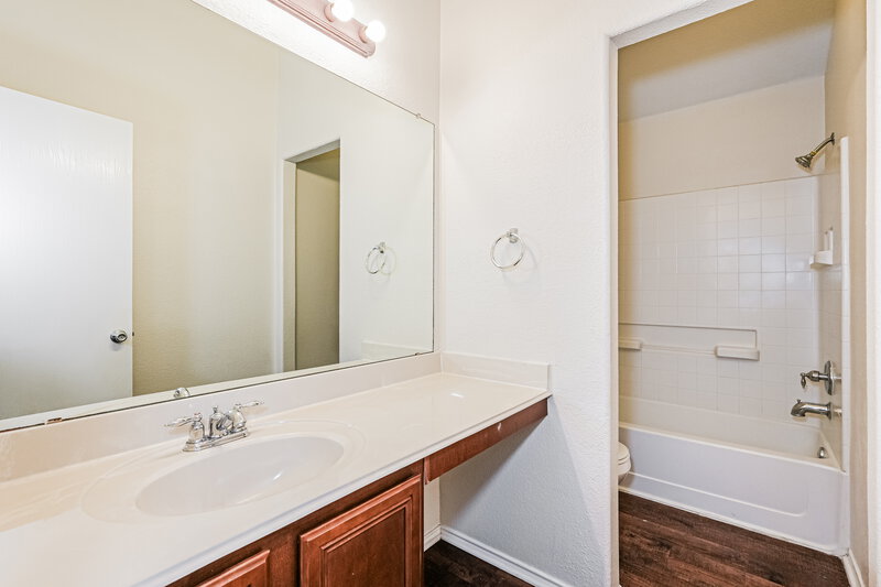 2,320/Mo, 11921 Bellegrove Rd Burleson, TX 76028 Bathroom View
