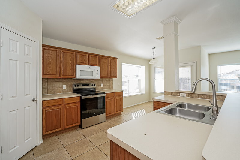 1,770/Mo, 2525 Tar Heel Dr Fort Worth, TX 76123 Kitchen View