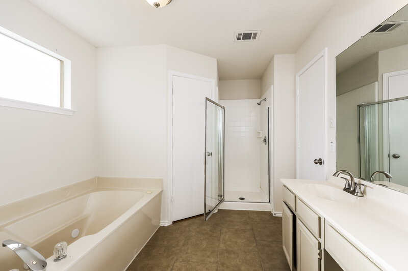 2,365/Mo, 6506 Nellie Dr Arlington, TX 76002 Main Bathroom View