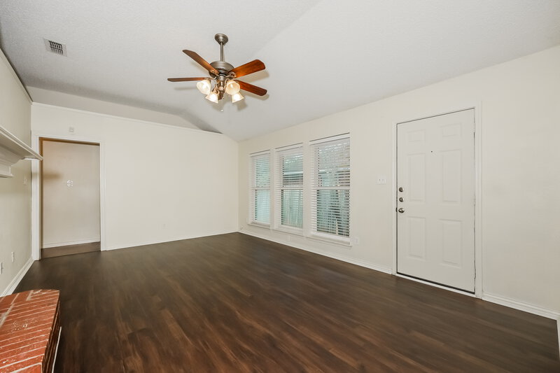 1,895/Mo, 2370 Stagecoach St Fort Worth, TX 76133 Living Room View 3