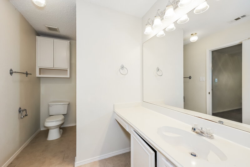 1,895/Mo, 2370 Stagecoach St Fort Worth, TX 76133 Main Bathroom View