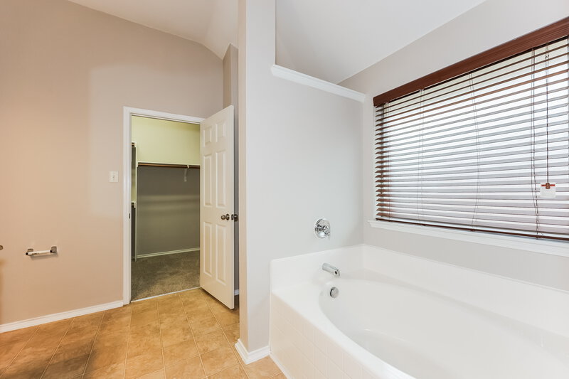 2,173/Mo, 7636 Hollow Forest Dr Fort Worth, TX 76123 Main Bathroom View 2