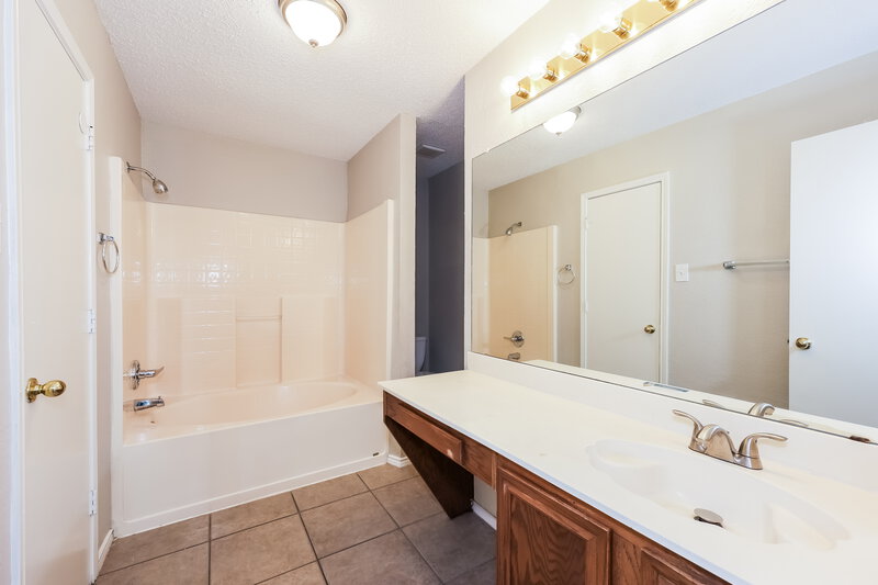 2,115/Mo, 1223 Reeves Ln Cedar Hill, TX 75104 Main Bathroom View