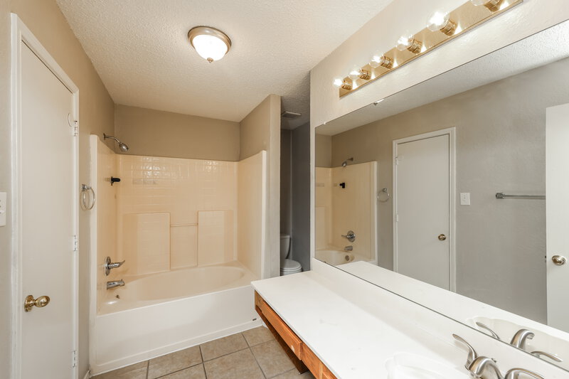 2,145/Mo, 1223 Reeves Ln Cedar Hill, TX 75104 Main Bathroom View