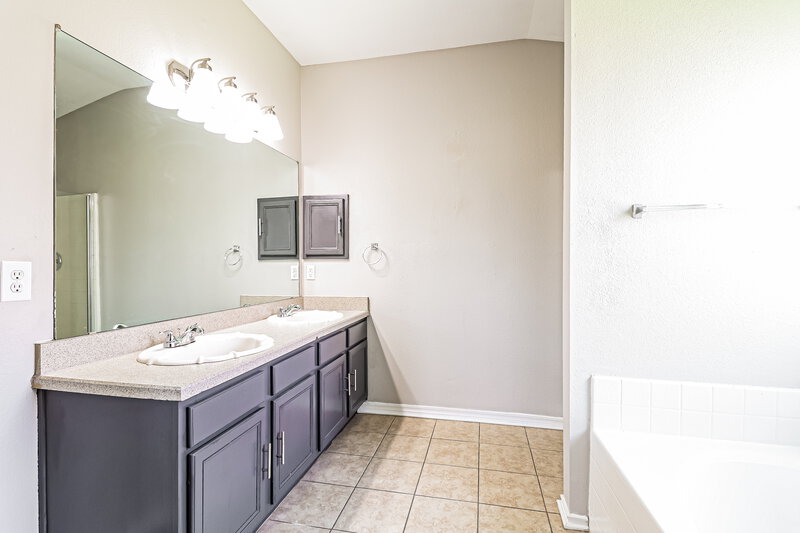 1,875/Mo, 202 Freedom Trl Forney, TX 75126 Main Bathroom View