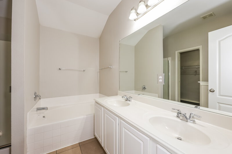 2,245/Mo, 1843 Shanna Dr Lancaster, TX 75134 Main Bathroom View