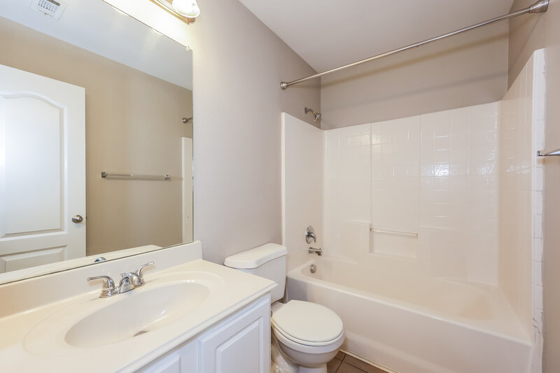 2,245/Mo, 1843 Shanna Dr Lancaster, TX 75134 Bathroom View