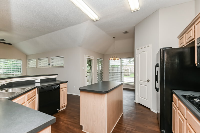 2,245/Mo, 4336 Estes Park Rd Haltom City, TX 76137 Kitchen View