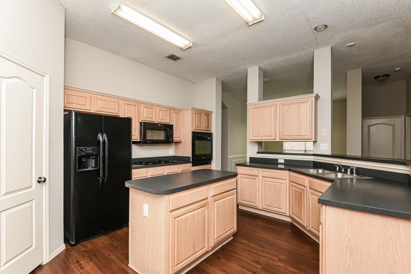 2,245/Mo, 4336 Estes Park Rd Haltom City, TX 76137 Kitchen View 3
