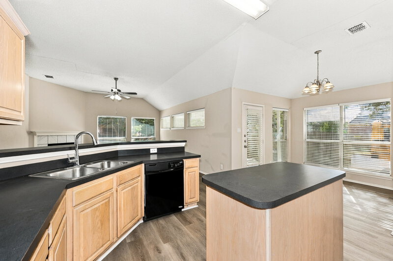 2,320/Mo, 4336 Estes Park Rd Haltom City, TX 76137 Kitchen View