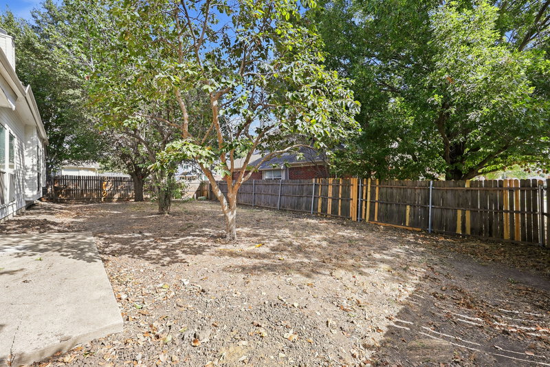 2,320/Mo, 4336 Estes Park Rd Haltom City, TX 76137 Backyard View