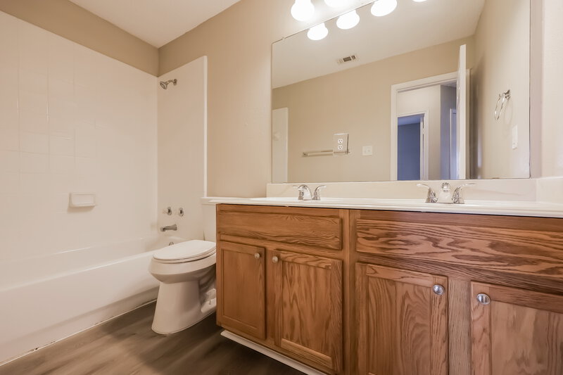 2,320/Mo, 302 Abel Dr Glenn Heights, TX 75154 Bathroom View