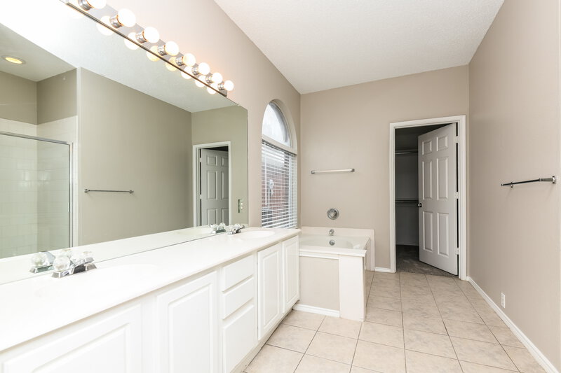 2,790/Mo, 8229 French Quarter Ln Fort Worth, TX 76123 Main Bathroom View
