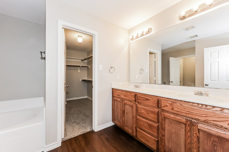 2,265/Mo, 1217 Maplewood Dr Crowley, TX 76036 Main Bathroom View