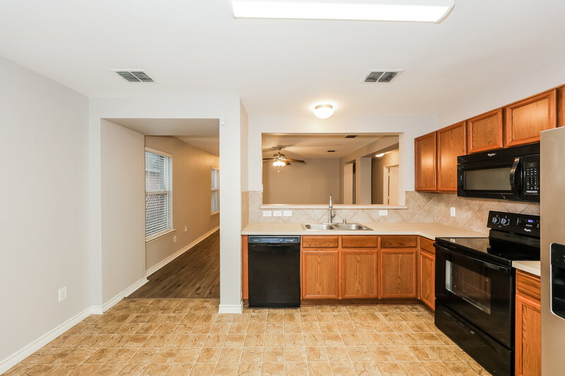 1,935/Mo, 1172 Tomahawk Dr Dallas, TX 75253 Kitchen View 2
