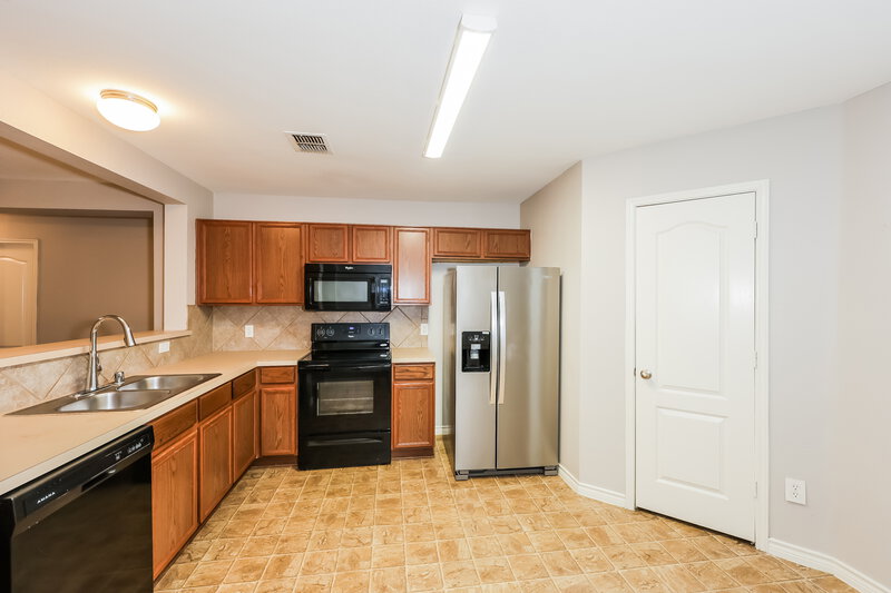 1,935/Mo, 1172 Tomahawk Dr Dallas, TX 75253 Kitchen View 3