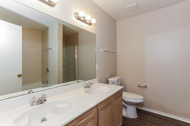 1,935/Mo, 3944 Foxhound Ln Fort Worth, TX 76123 Main Bathroom View