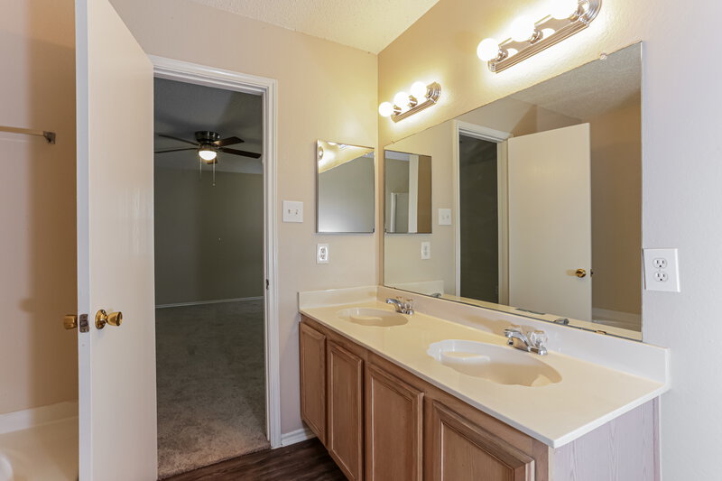 1,935/Mo, 3944 Foxhound Ln Fort Worth, TX 76123 Main Bathroom View 2