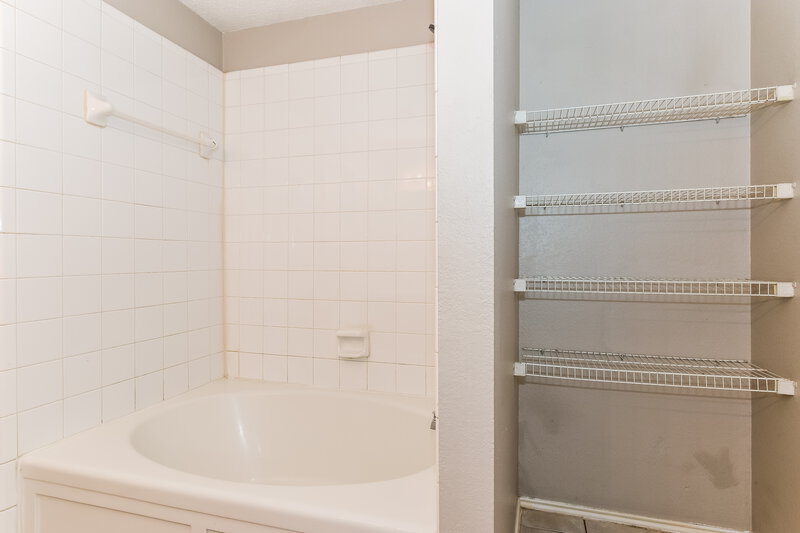 1,890/Mo, 1112 Alexandria Dr Forney, TX 75126 Main Bathroom View