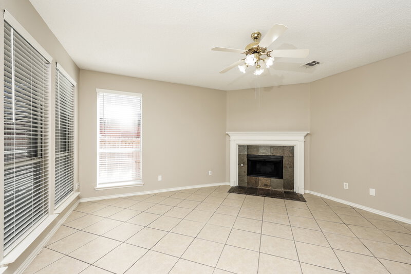 2,545/Mo, 822 Orian Dr Mesquite, TX 75181 Living Room View 3