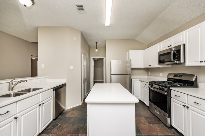 2,545/Mo, 822 Orian Dr Mesquite, TX 75181 Kitchen View 2
