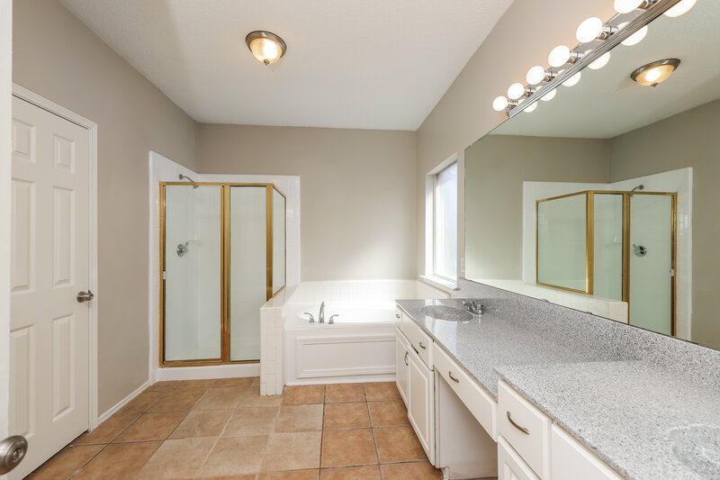 2,545/Mo, 822 Orian Dr Mesquite, TX 75181 Main Bathroom View
