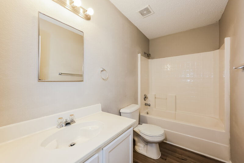 2,490/Mo, 944 Dunkirk Ln Arlington, TX 76017 Bathroom View
