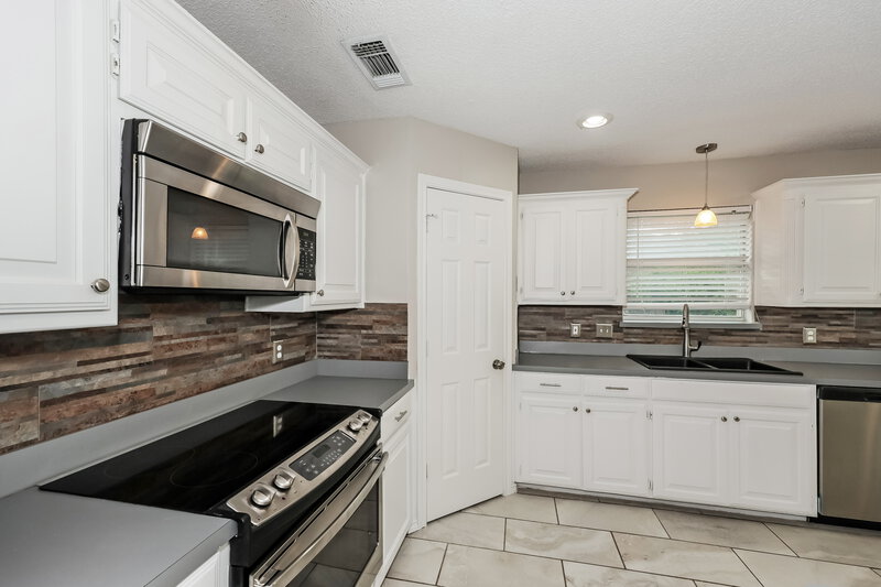 2,100/Mo, 1120 Highcrest Dr Burleson, TX 76028 Kitchen View 3