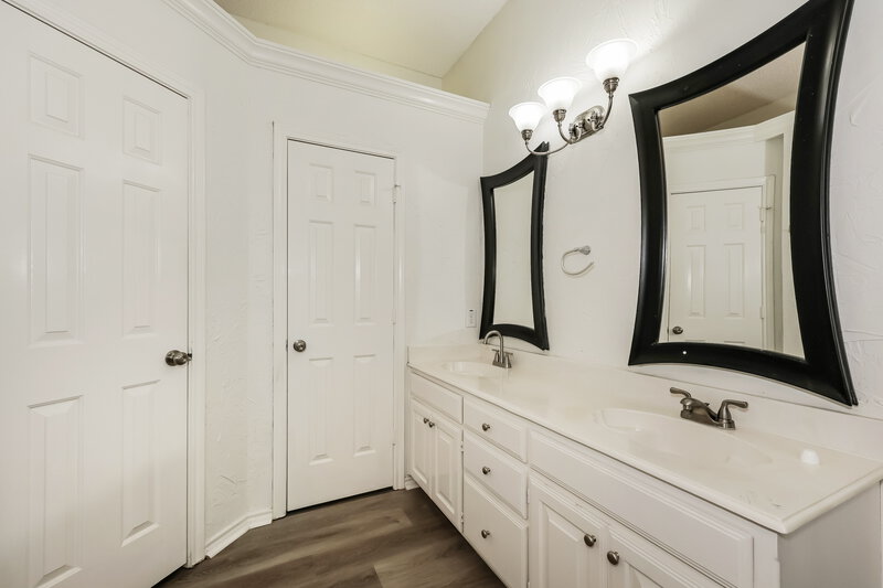 2,100/Mo, 1120 Highcrest Dr Burleson, TX 76028 Main Bathroom View