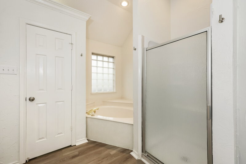 2,100/Mo, 1120 Highcrest Dr Burleson, TX 76028 Main Bathroom View 2