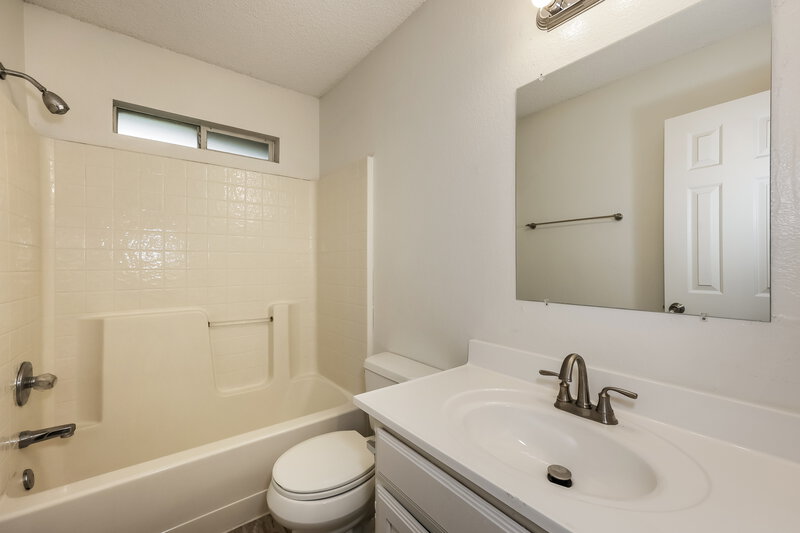 2,100/Mo, 1120 Highcrest Dr Burleson, TX 76028 Bathroom View