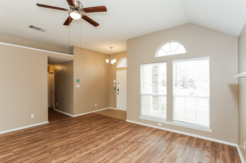 1,995/Mo, 1322 Riverview Ln Seagoville, TX 75159 Living Room View 3