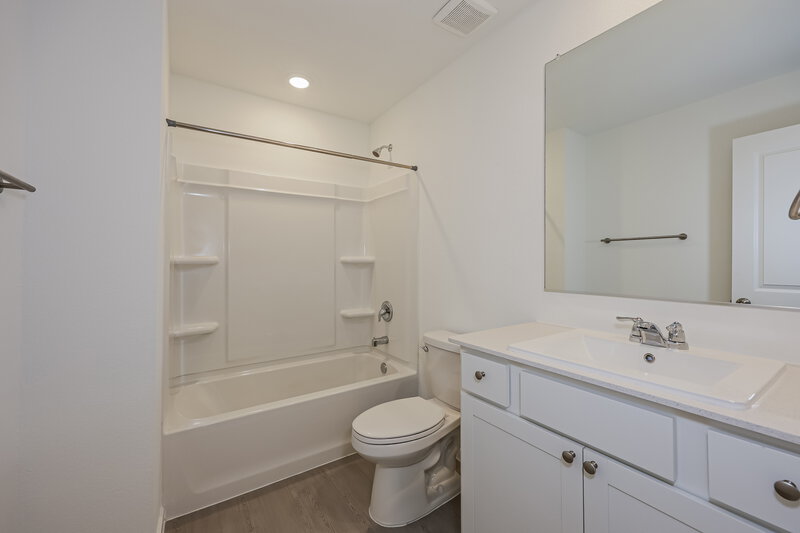 2,405/Mo, 101 Wren Way Balch Springs, TX 75181 Bathroom View