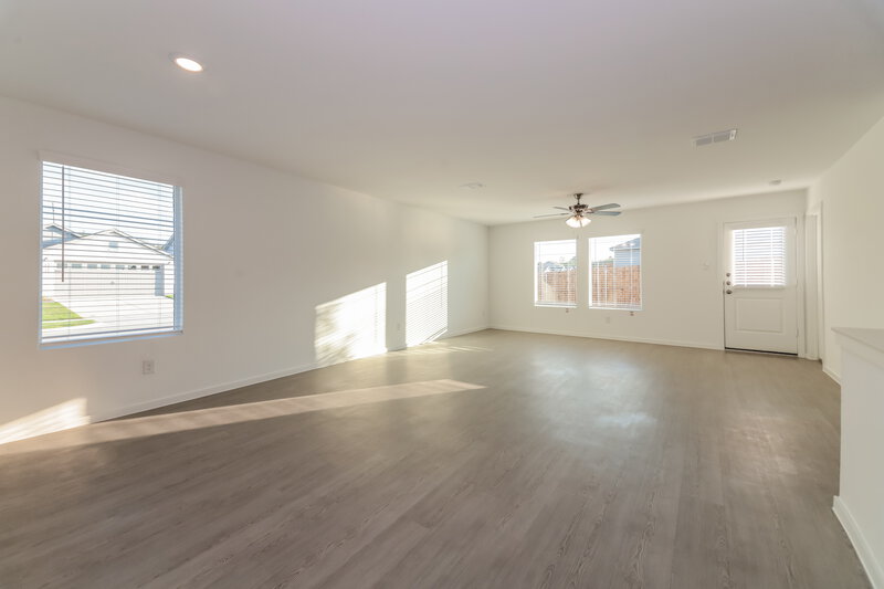 2,850/Mo, 140 Glenwood Dr Balch Springs, TX 75181 Living Room View
