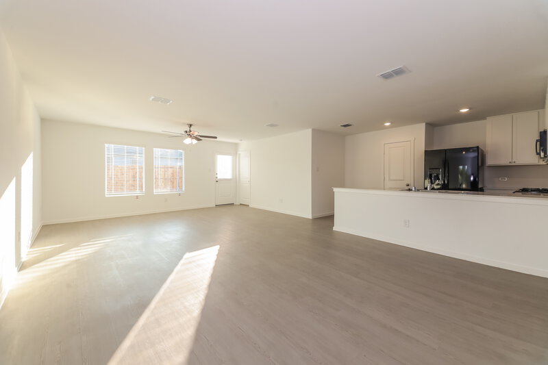 2,850/Mo, 140 Glenwood Dr Balch Springs, TX 75181 Living Room View 2