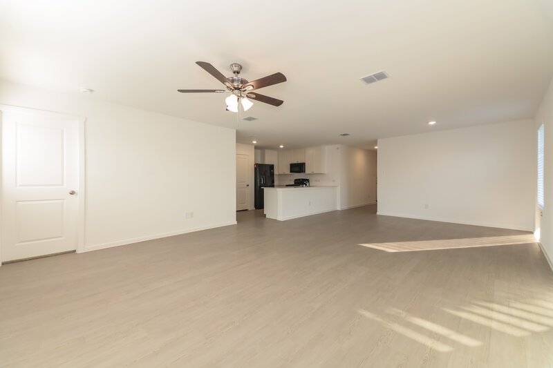 2,850/Mo, 140 Glenwood Dr Balch Springs, TX 75181 Living Room View 3