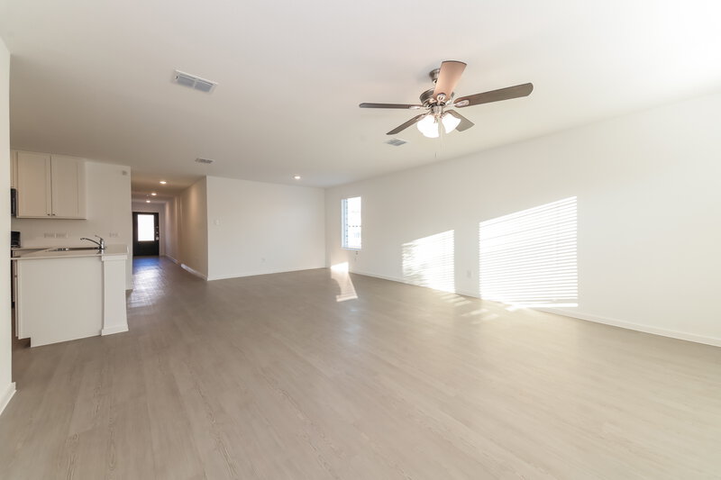 2,850/Mo, 140 Glenwood Dr Balch Springs, TX 75181 Living Room View 4