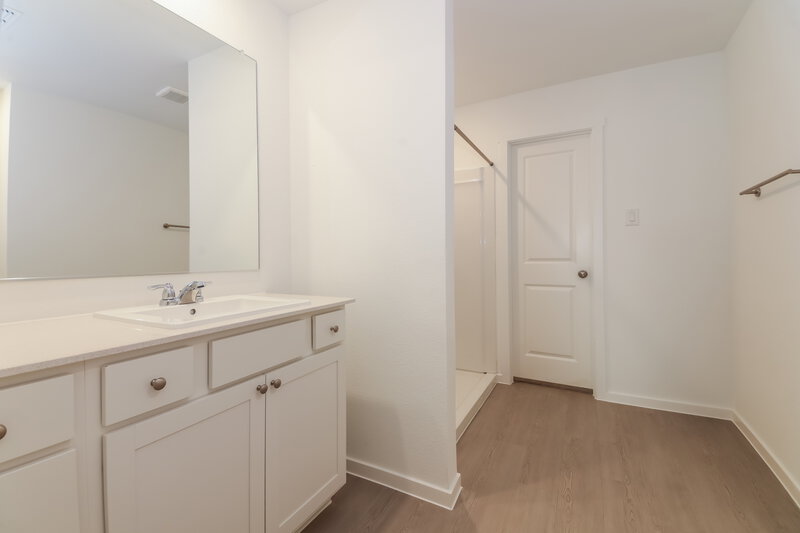 2,850/Mo, 140 Glenwood Dr Balch Springs, TX 75181 Main Bathroom View
