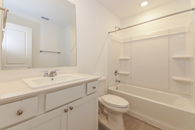 2,850/Mo, 140 Glenwood Dr Balch Springs, TX 75181 Bathroom View